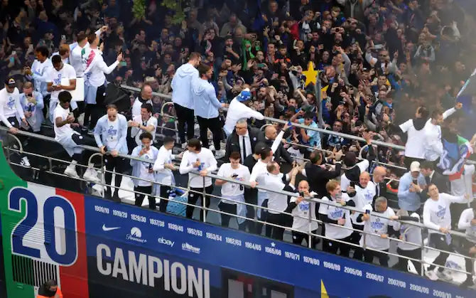 CAMISETA NIKE INTER CELEBRACIÓN DE LOS CAMPEONES DE ITALIA 2023/24