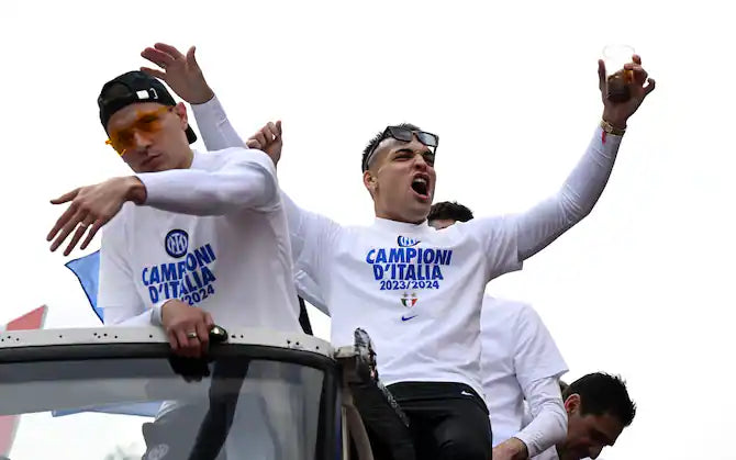 CAMISETA NIKE INTER CELEBRACIÓN DE LOS CAMPEONES DE ITALIA 2023/24